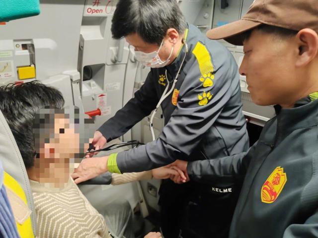 同机乘客突发身体不适 青岛红狮队医出手相救