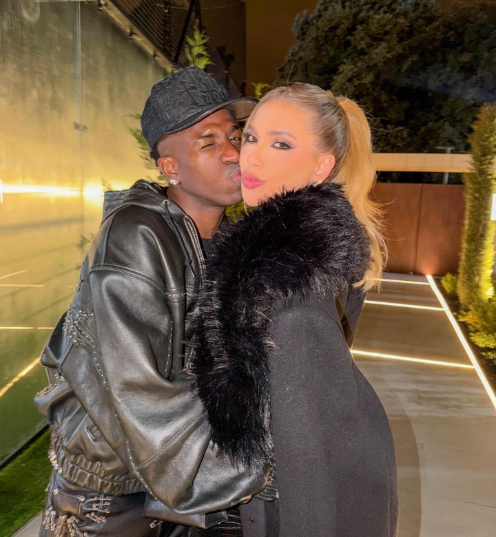 开云官网-甜甜蜜蜜❤️维尼修斯女友晒亲密合照,维尼修斯评论:想你了