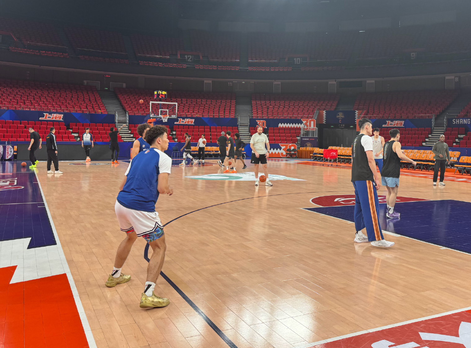 开云APP-上海备战广州！李添荣跟队，6人主动加练，弗格回应状态回暖！