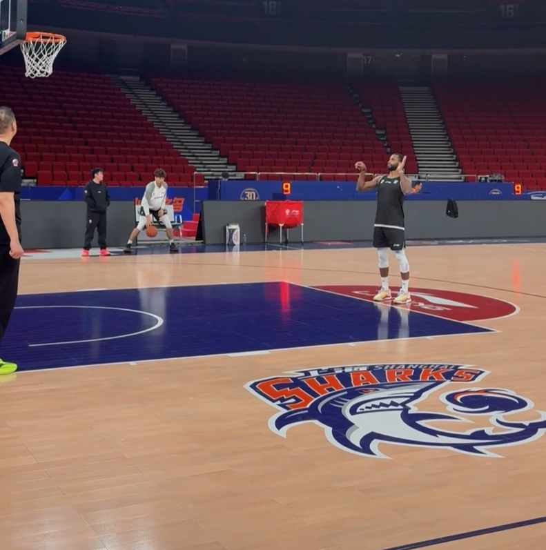 开云APP-上海备战广州！李添荣跟队，6人主动加练，弗格回应状态回暖！